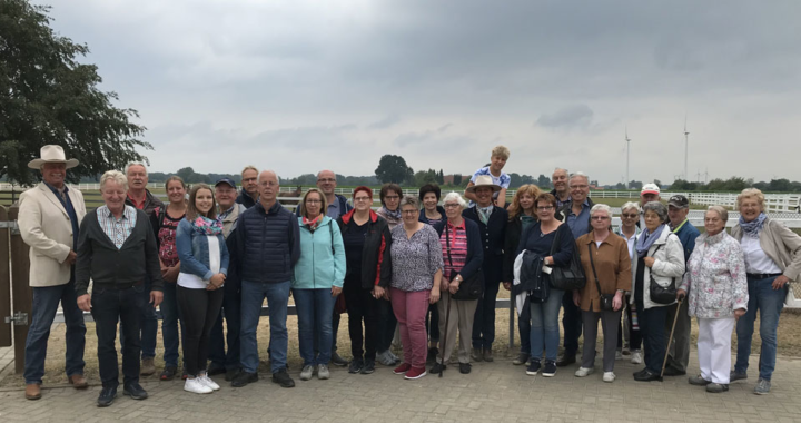 Schützen aus Hohenmoor besuchen Gut Aiderbichls ‚Ballermann Ranch‘