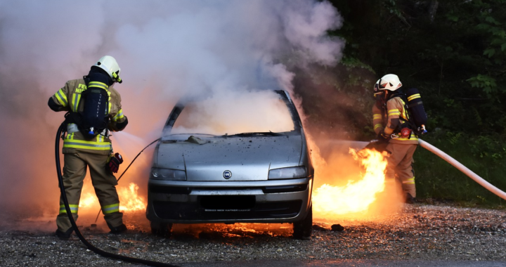 Abgefackelt: Wer zahlt bei Brandstiftung am Auto?
