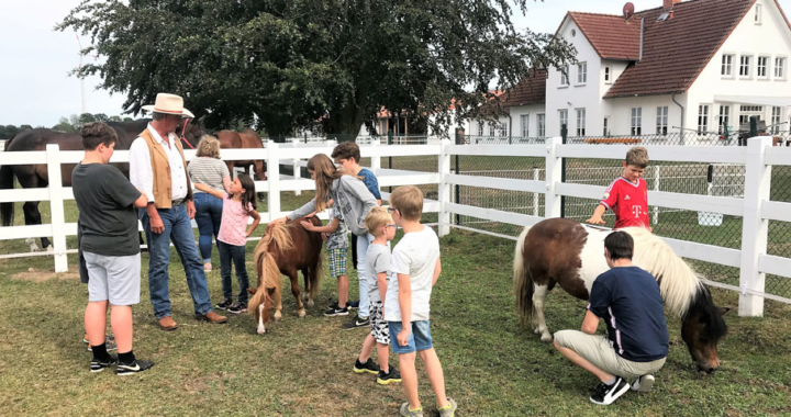 Ferienkinder besuchen Aiderbichl-Ponys auf der Ballermann Ranch