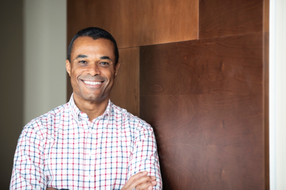 Ray Popoola erhält Auszeichnung