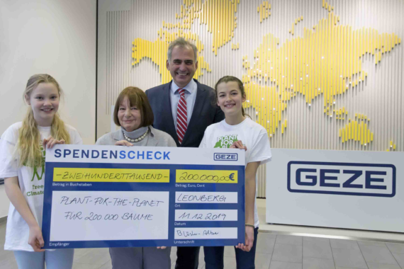 GEZE spendet 200.000 Bäume zu Weihnachten