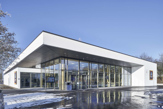 Viertausend Mal öffnen und schließen – jeden Tag: GEZE ECdrive T2 für eine der modernsten Aldi-Filialen Deutschlands