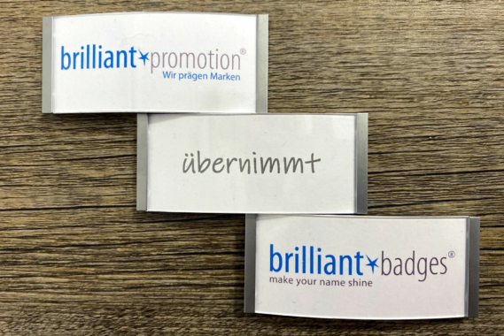 brilliant promotion® erweitert Sortiment um Namensschilder