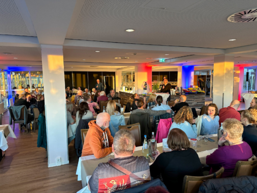 Fröhliches Wiedersehen beim Ehemaligen Treffen am Weissenhäuser Strand