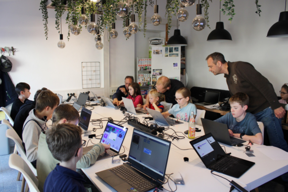 Spielend Programmieren lernen in der KreativWerkstatt Ried